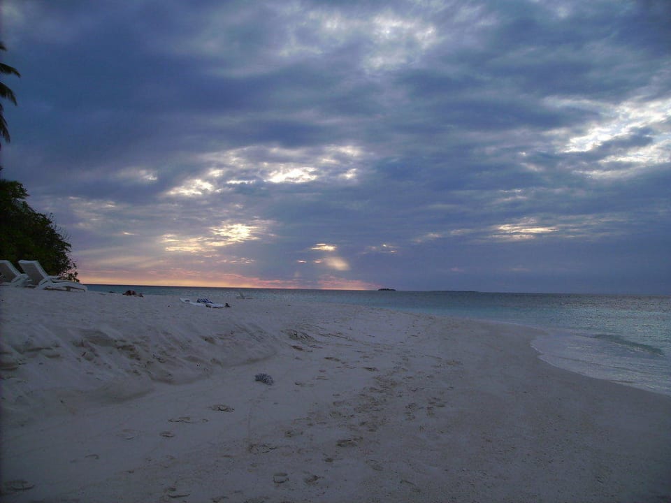 Strand bei Sonnenuntergang Angaga Island Resort