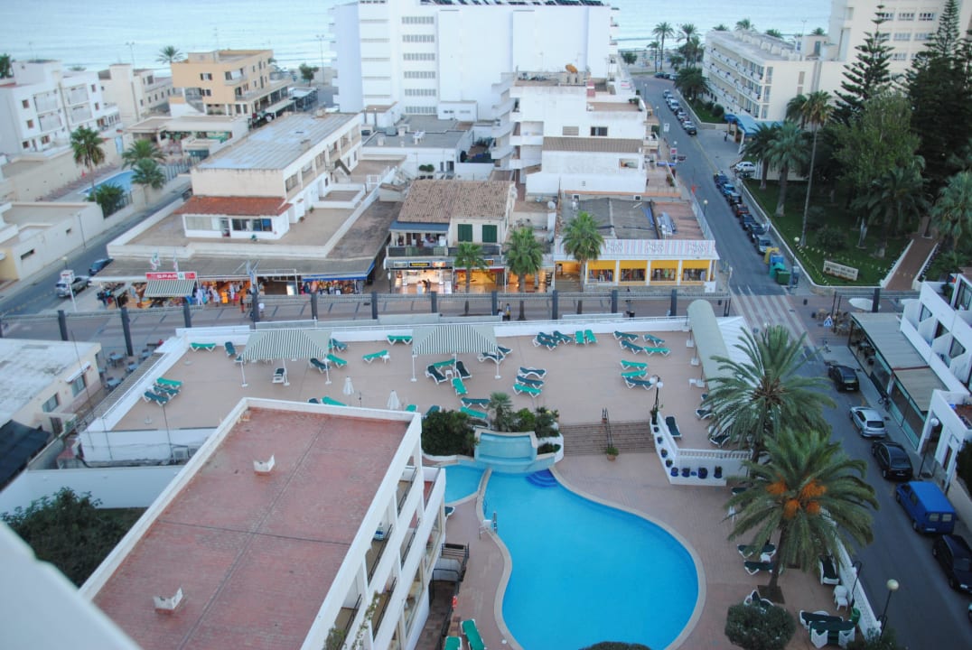 Pool und dahinter Liegebereich Hotel Morito