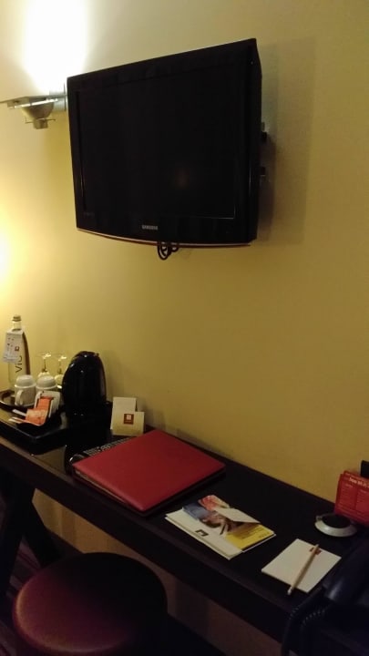 Desk, tv Leonardo Hotel Berlin