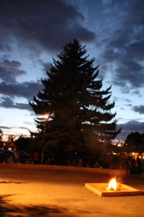 Abendliches Lagerfeuer Kachina Lodge