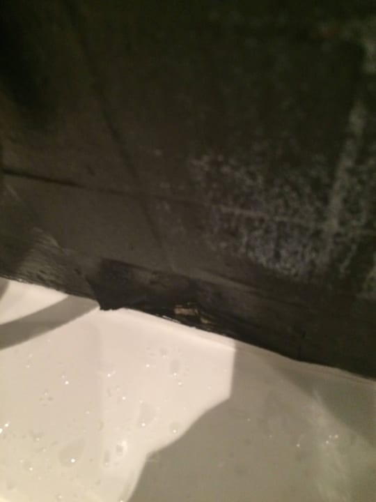 Loch im Duschbad Hotel Banys Oriental