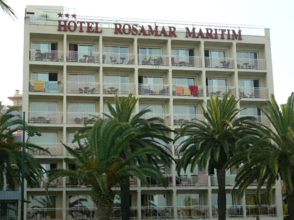 Blick vom Strand aus aufs Hotel Hotel Rosamar Maritim