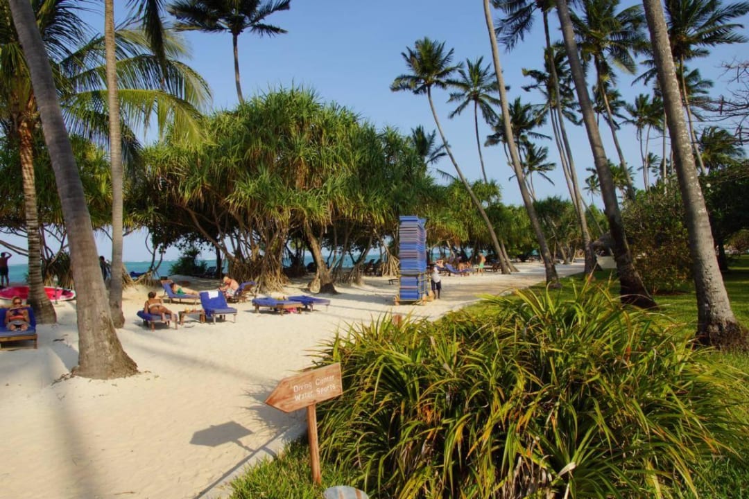 Schuften für unser Wohl Neptune Pwani Beach Resort & Spa