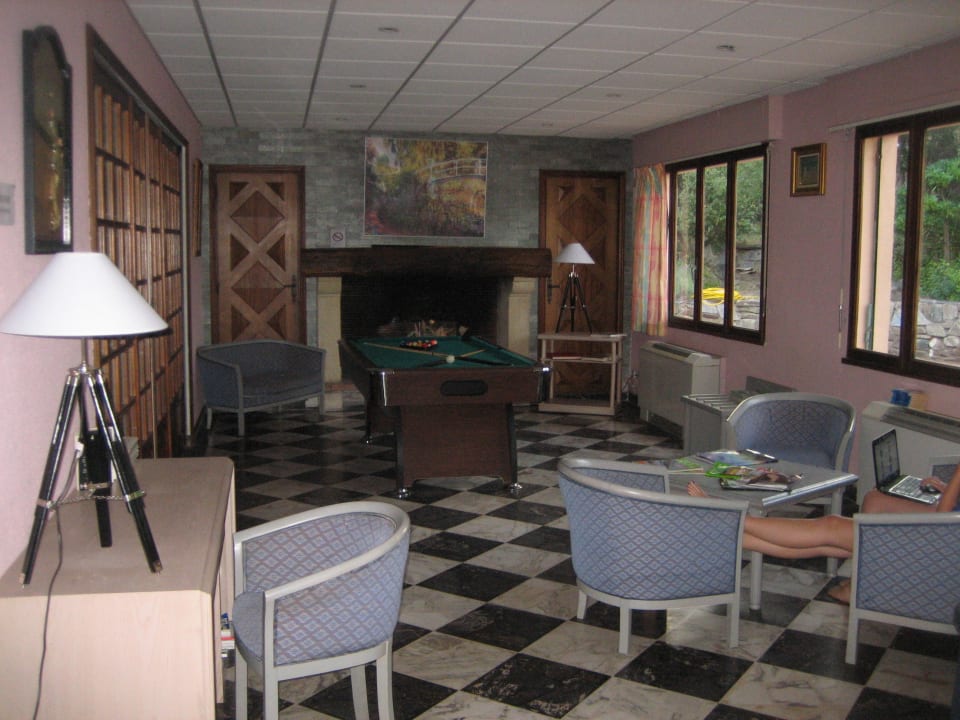 Rezeption und Billiardtisch Hotel De La Mer