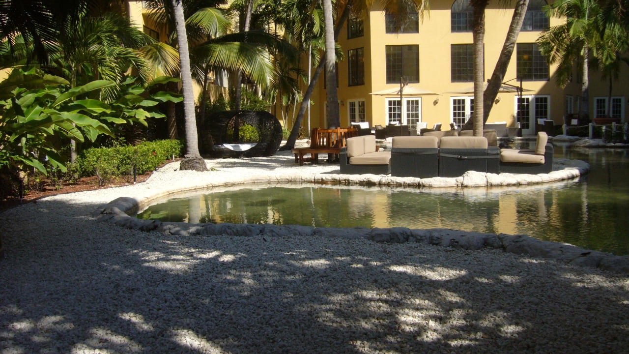 Innenhof Hotel Courtyard by Marriott Grand Cayman