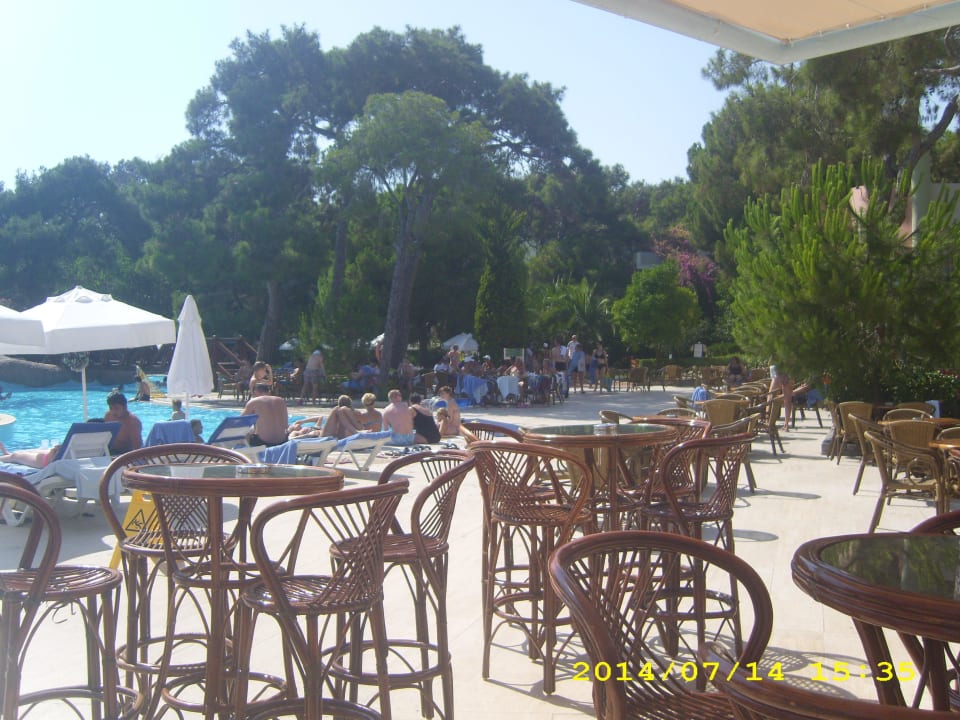 Bar und Poolanlage im Clubbereich Blue Waters Club