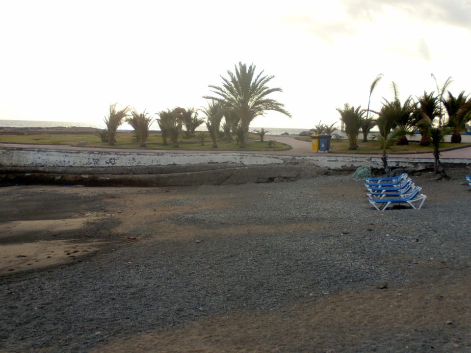 Der Hotelstrand mit gebührenpflichtigen Liegen Bull Dorado Beach & Spa