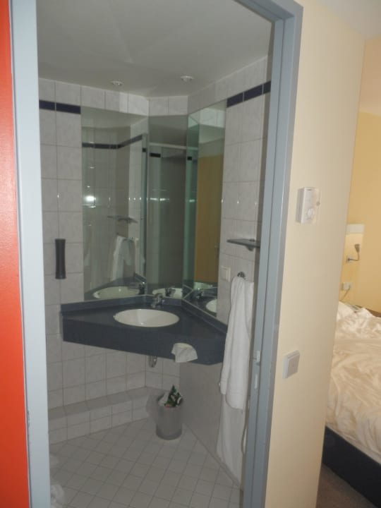 Bad - alles was man braucht ! Holiday Inn Express Berlin City Center