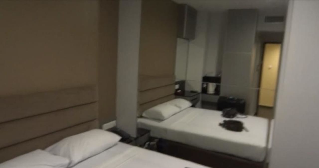 Kein Fenster - aber riesen Spiegel Fragrance Hotel - Bugis