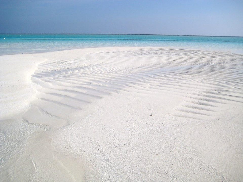 Strand bei Ebbe Meeru Maldives Resort Island