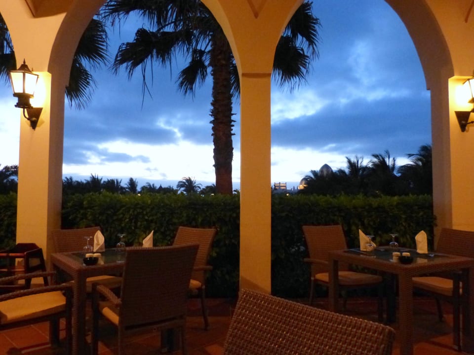 Restaurantterrasse am Abend Hotel Riu Karamboa
