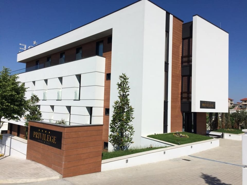 Widok od strony parkingu Privilege Hotel & Spa