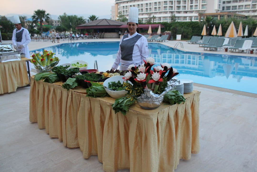 Kunstvolle Gestaltung am Buffet Hotel Royal Garden Beach