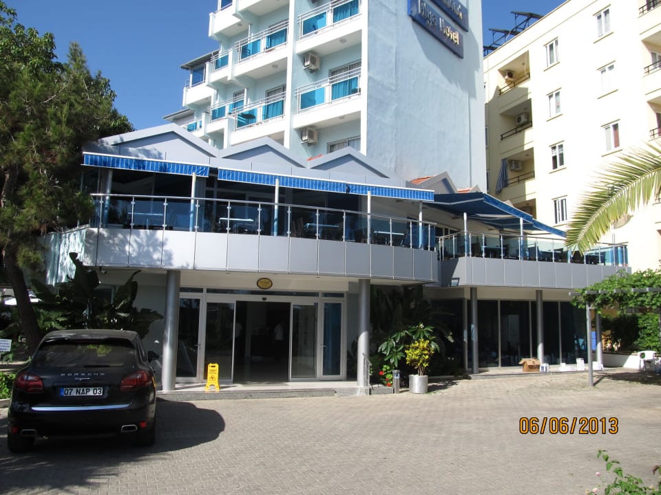 Eingang mit Restaurant darüber Blue Diamond Alya