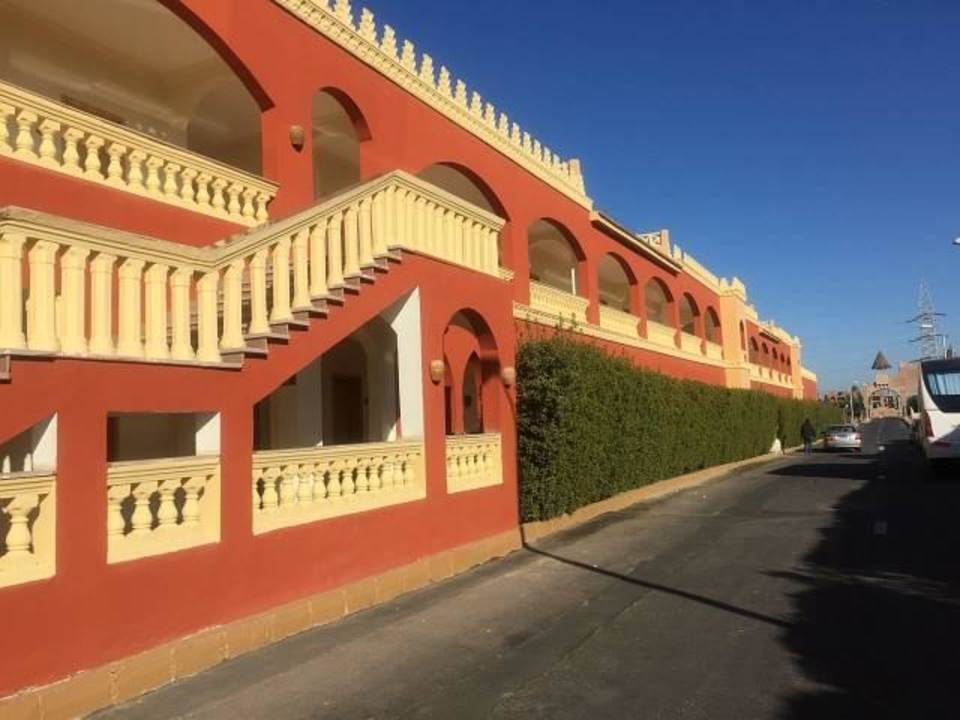 Vor den 800 Zimmern die Straße  Pickalbatros Alf Leila Wa Leila Resort - Neverland Hurghada