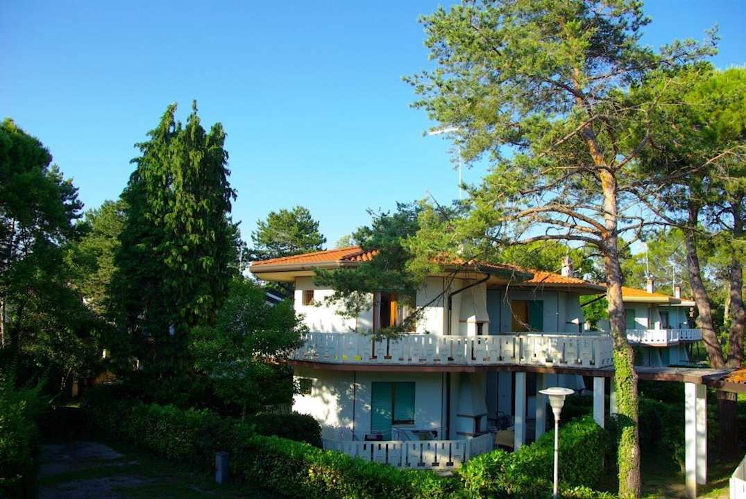 Zu den Nachbargrundstücke Villa Erica