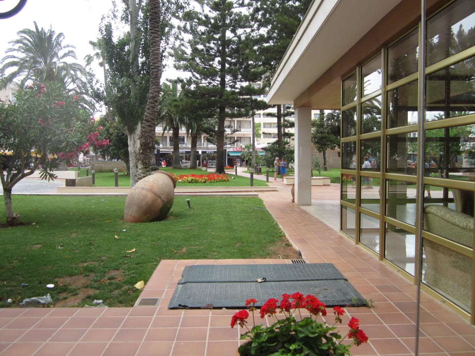 Vor dem Hotel CM Playa del Moro