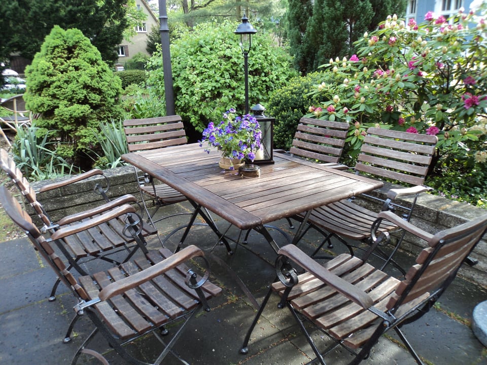 Beim guten Wetter draußen frühstücken Anno 1900 Hotel Babelsberg