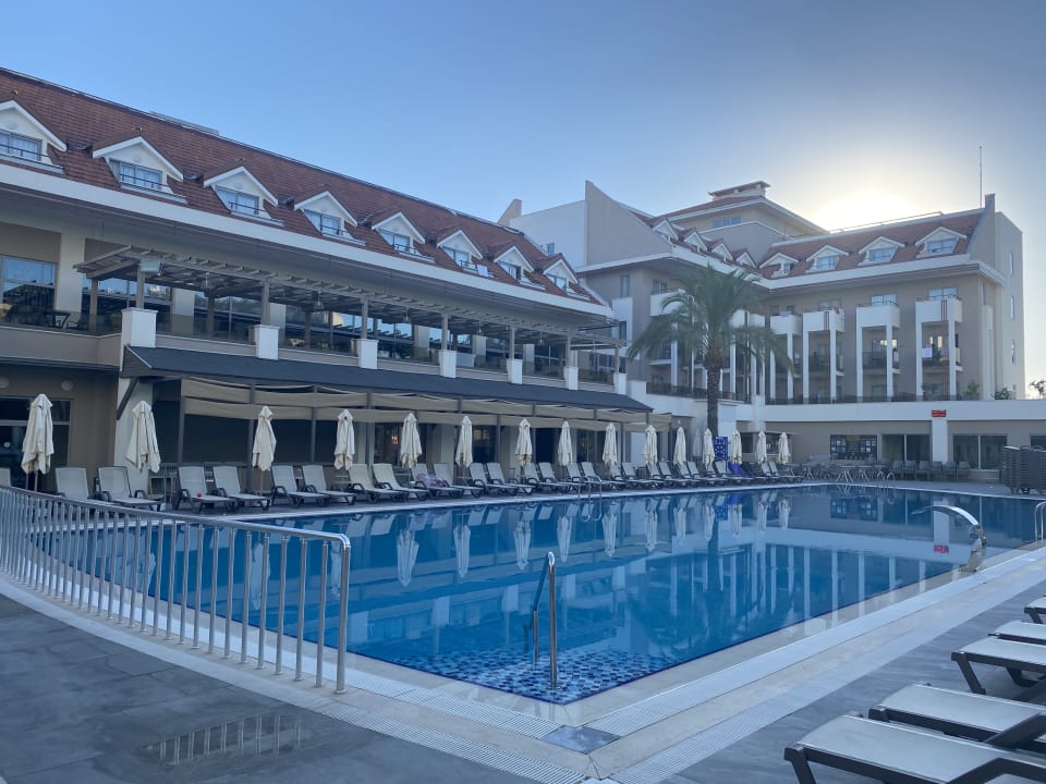 Pool Side Story Resort & Spa