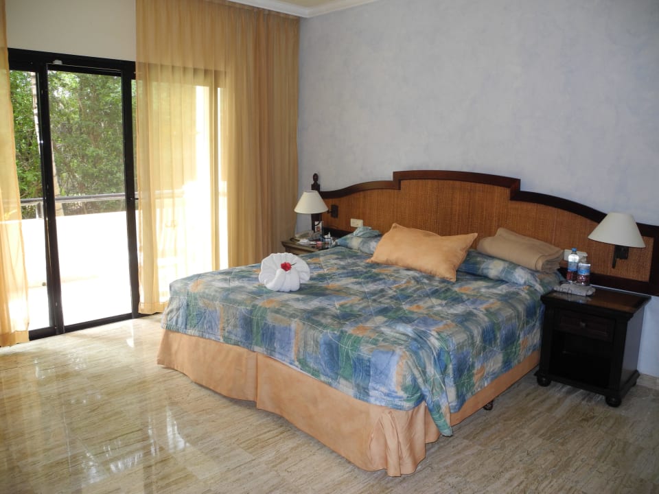 "Schlafzimmer mit Balkon und Kingsizebett" Grand Palladium White Sand