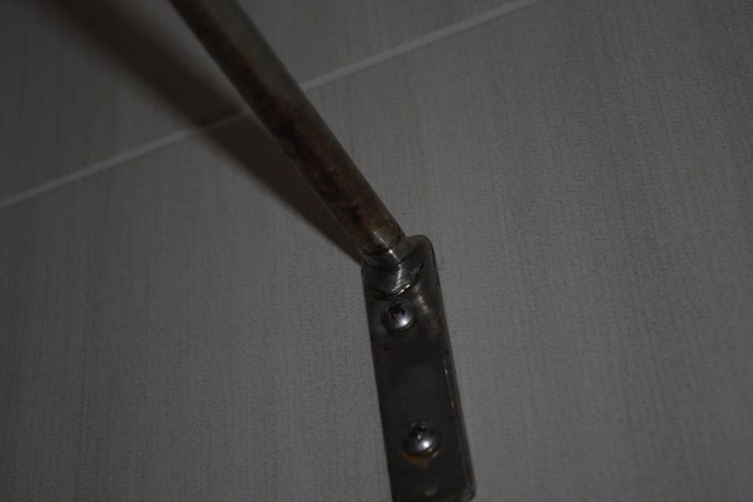 Verdreckte, verrostete Handtuchstange Flacalco Hotel & Apartments