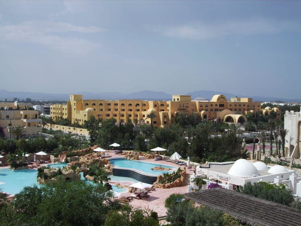 Blick auf die Poolanlage Medina Solaria & Thalasso