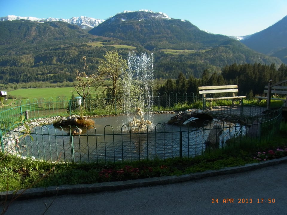 Brunnen vor dem Haupteingang Hotel Glocknerhof