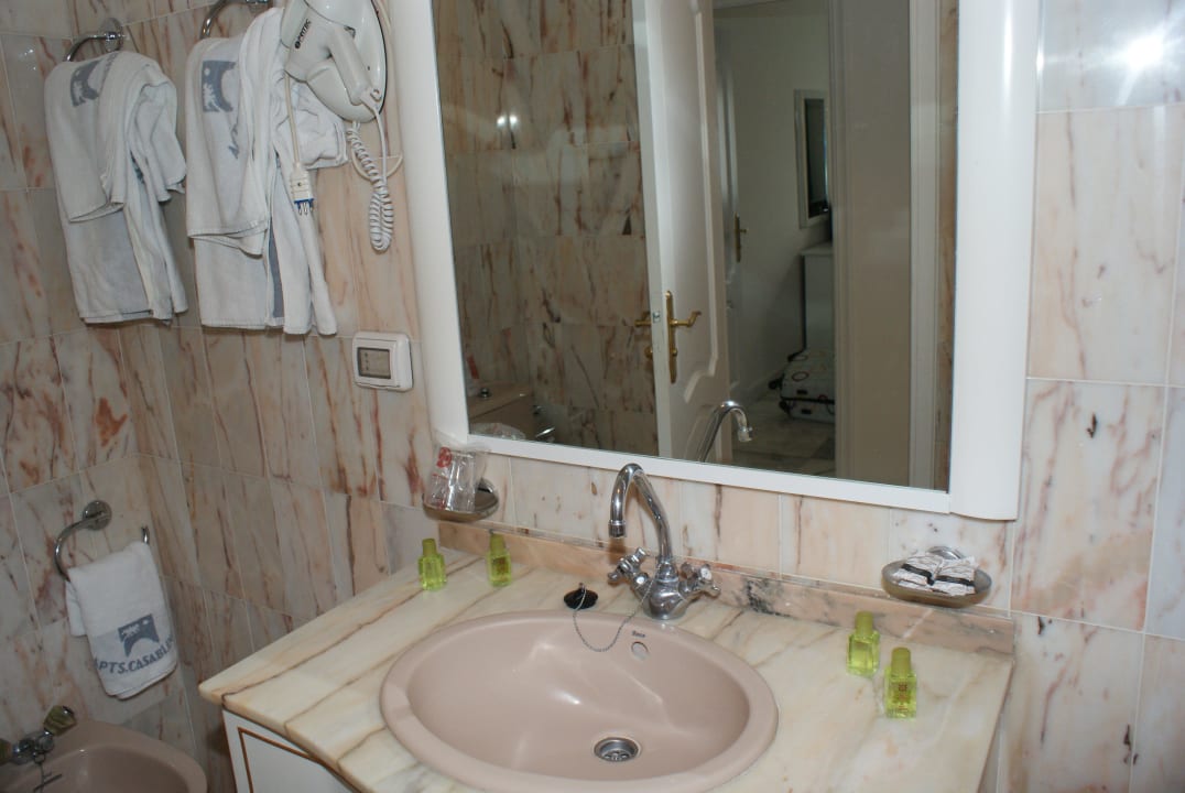 Waschbecken mit Spiegel Apartamentos Casablanca