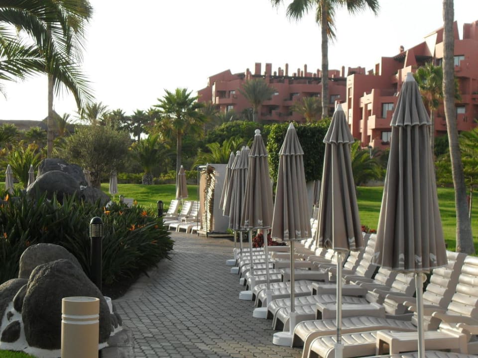 Liegestühle in der Nähe der Pools Hotel Riu Palace Tenerife