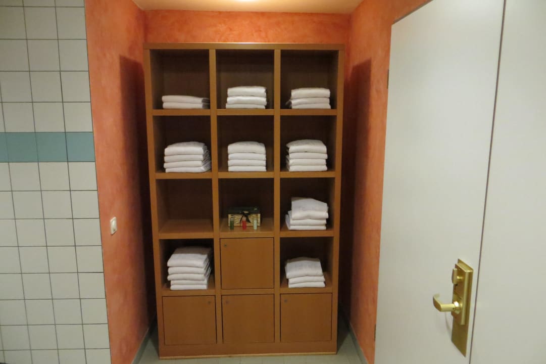 Schrank mit Saunautensilien NH Berlin Alexanderplatz