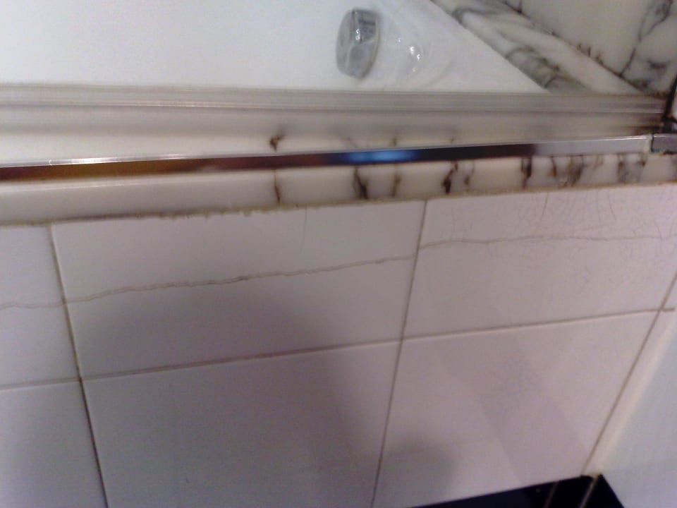 Zerplatzte Fliesen im Bad Hipotels La Geria