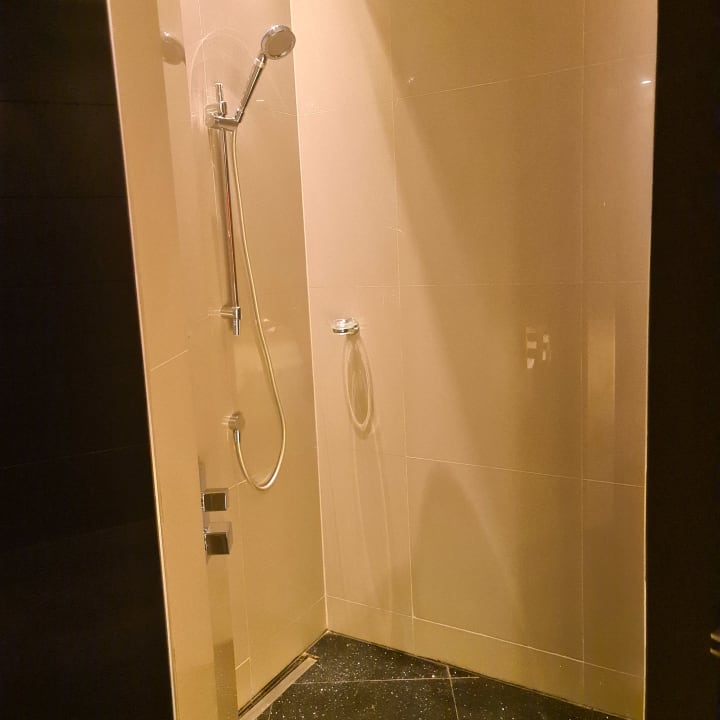 Zimmer V Hotel Dubai, Curio Collection by Hilton