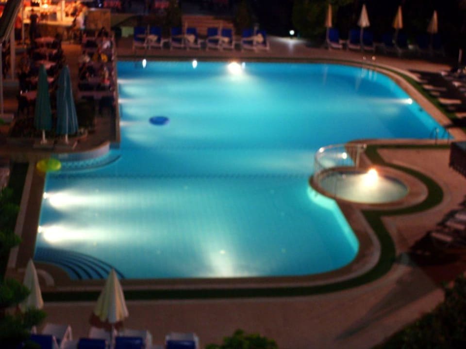 Hotelpool vom Zimmerbalkon aus am Abend Hotel Gardenia Beach