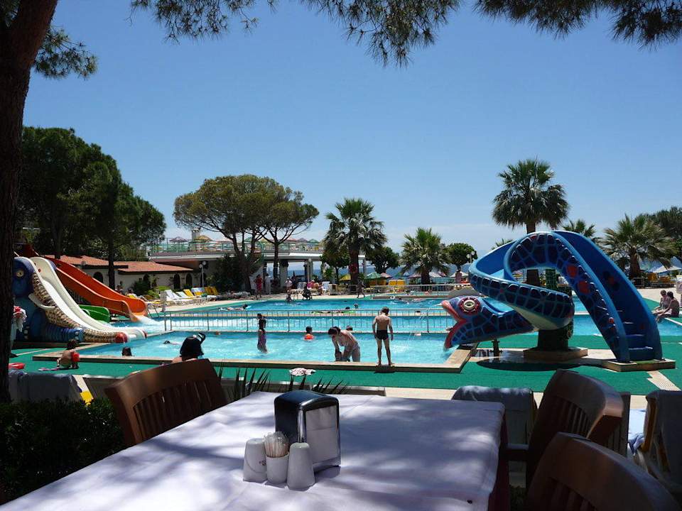 Poolanlage vom Restaurant aus Hotel Grand Efe