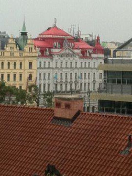Blick vom Zimmer über die Dächer K+K Hotel Central