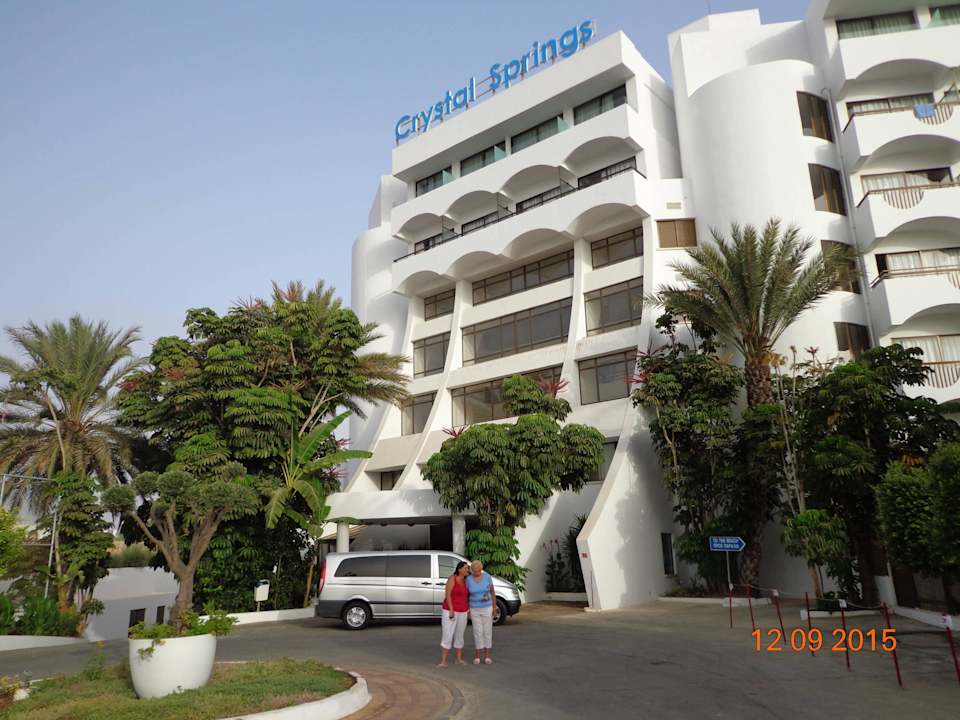 Před hlavním vstupem Crystal Springs Beach Hotel