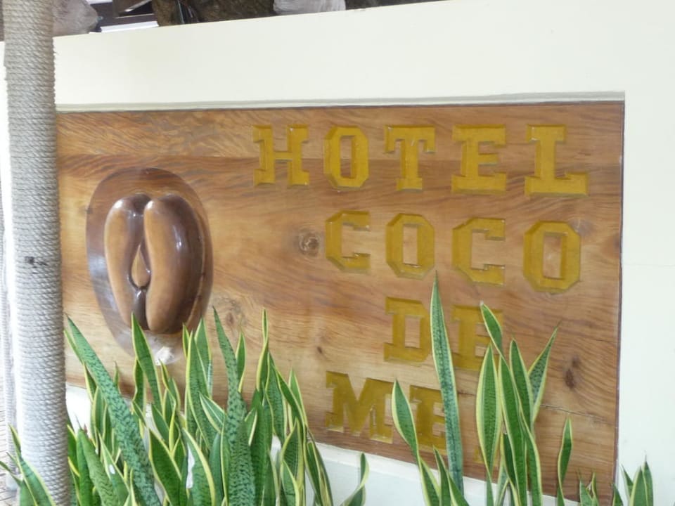 Eingang des Hotels The Coco de Mer Hotel & Black Parrot Suites