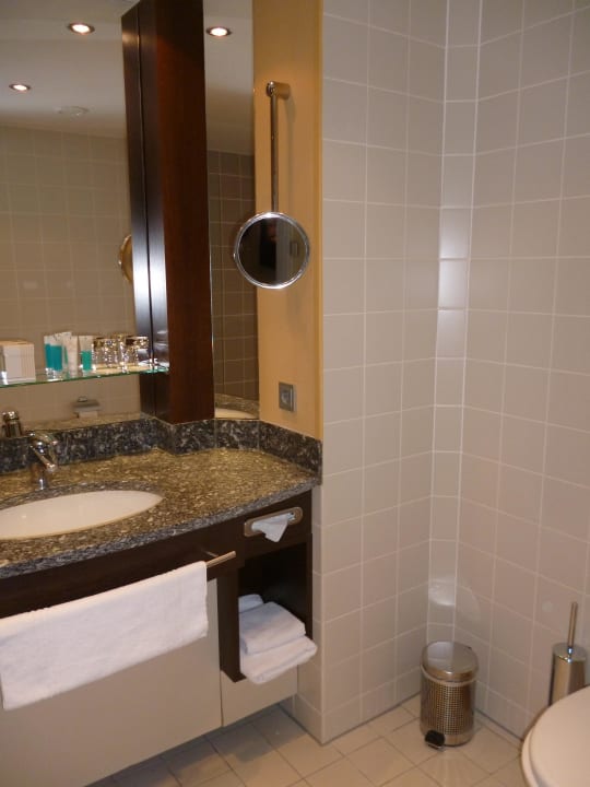 Bad Essential by Dorint Frankfurt-Niederrad