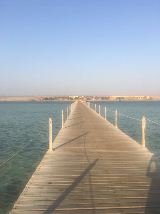 Vom Steg mit Blick auf das Hotel (ca.900 m Steg) Casa Mare Resort