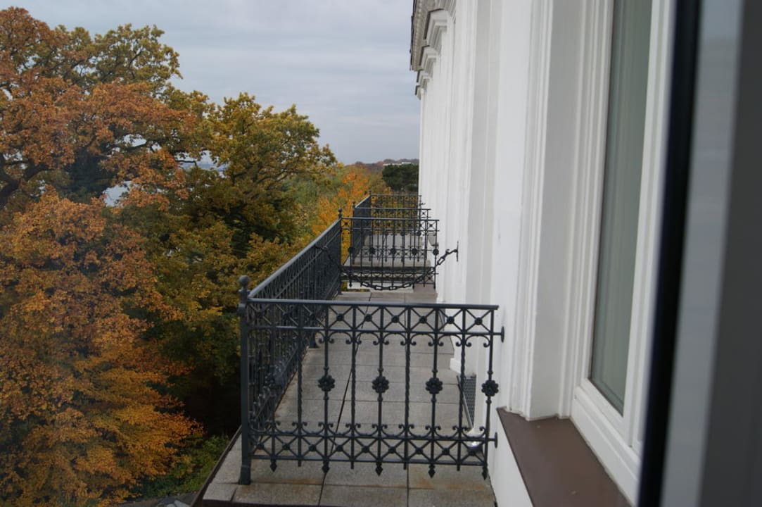 Außenansicht von der Elbseite Das weisse Hotel an der Elbchaussee