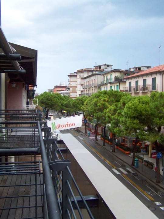 Straßenseite vor unserem Balkon Eden Hotel