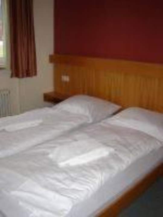 Doppelbett Schlafzimmer Chiemgau Resort Siegsdorf