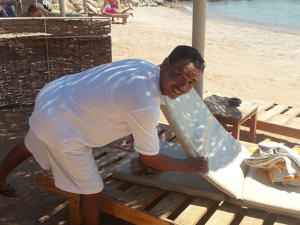 Unser fleißiger Liegenboy! Immer freundlich!  Pickalbatros Citadel Resort