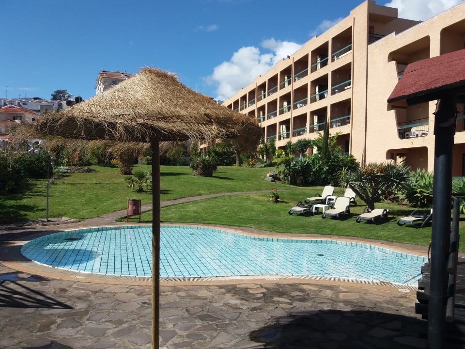 Kinderpool, der in den tieferen Poolbereich übergeht. Im Hin Hotel Dom Pedro Garajau