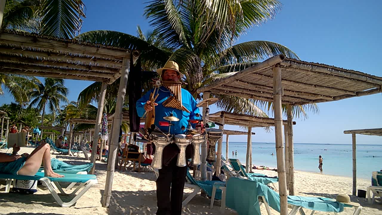 Unterhaltung am Strand durch den Orchester-Mann Abel Akumal Bay Beach & Wellness Resort