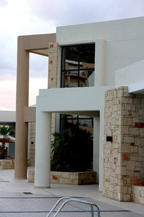 Eingang zu Restaurant und Rezeption  Grand Hotel Holiday Resort