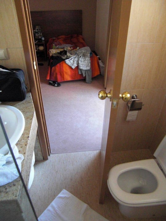 Kleines Bad, man beachte wie weit die Tür aufgeht Hotel Caribe Youth Only