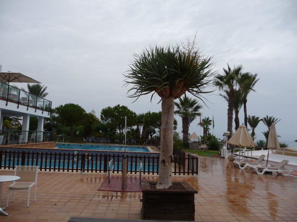 Poolanlage leider bei Regen Hotel Parador de Mojacar