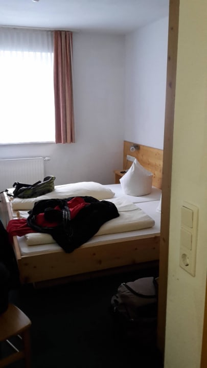 Sehr kleines Zimmer, so sehen sie aus Hotel Pezina