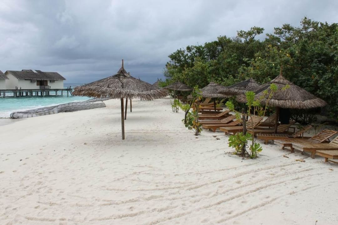 Strandabschnitt bei den Wasserbungalows NH Collection Maldives Reethi Resort